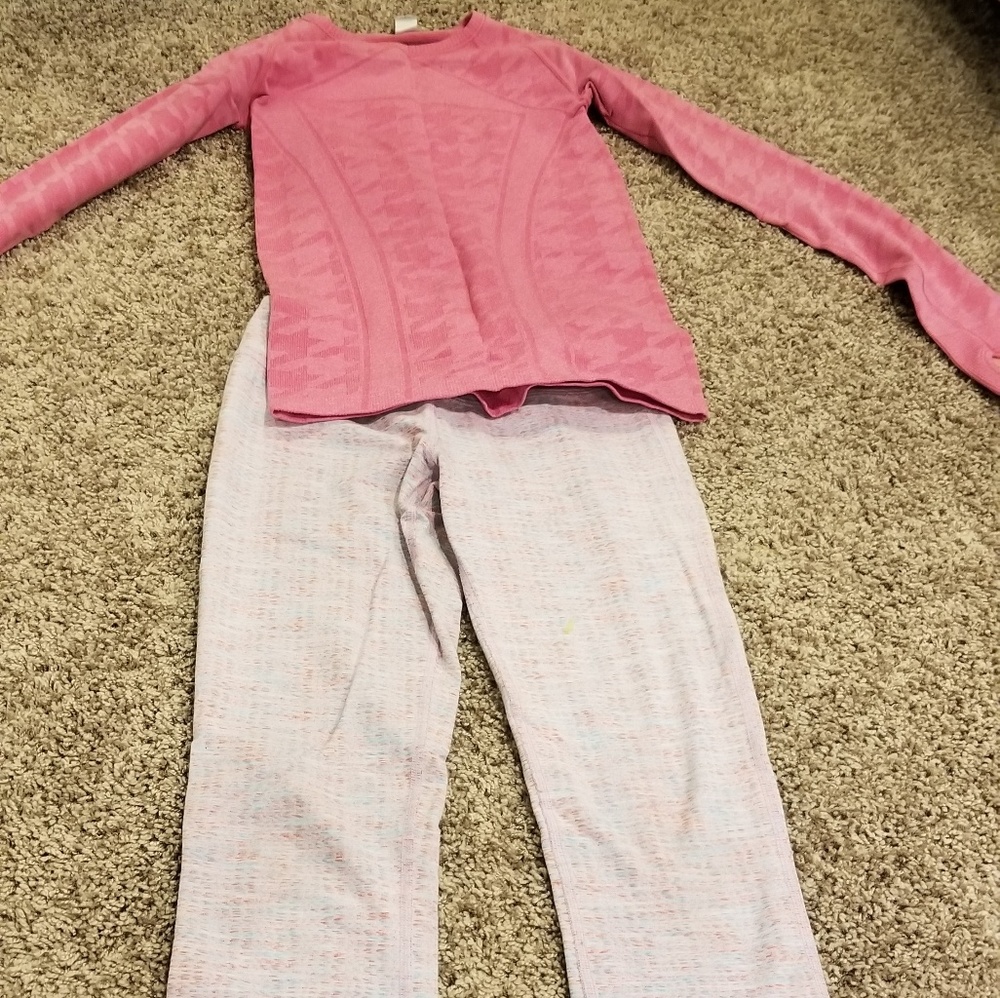 Avia outfit: pink top, tweed like pattern leggings